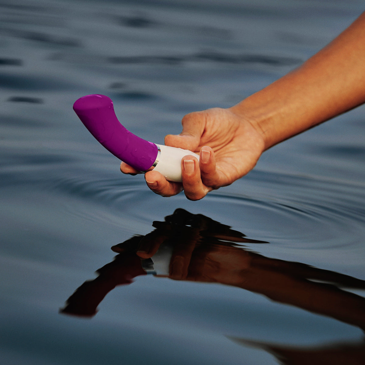 LELO GIGI™ 3 App-Controlled Waterproof Silicone G-Spot Vibrator - Lifestyle 5