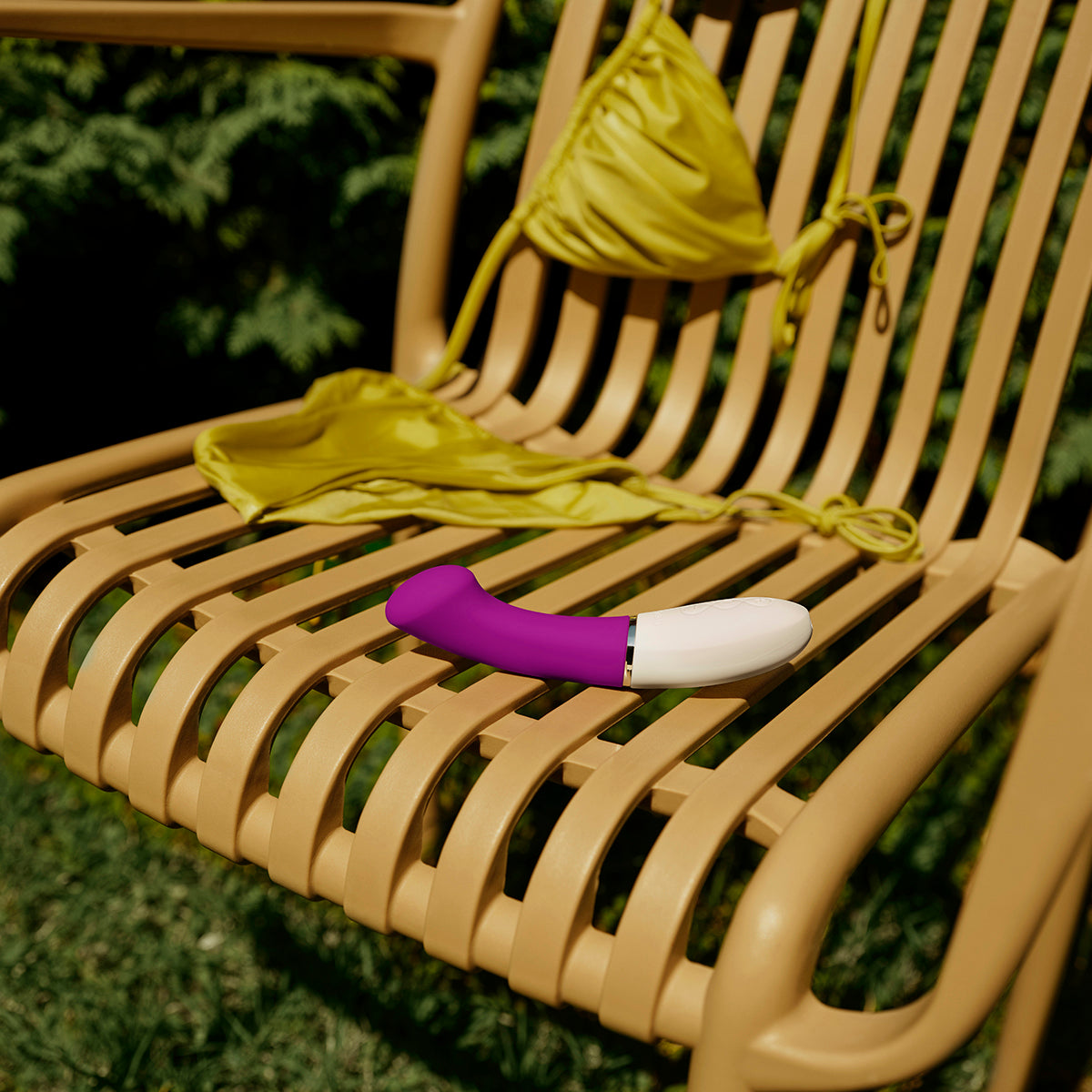 LELO GIGI™ 3 App-Controlled Waterproof Silicone G-Spot Vibrator - Lifestyle 4