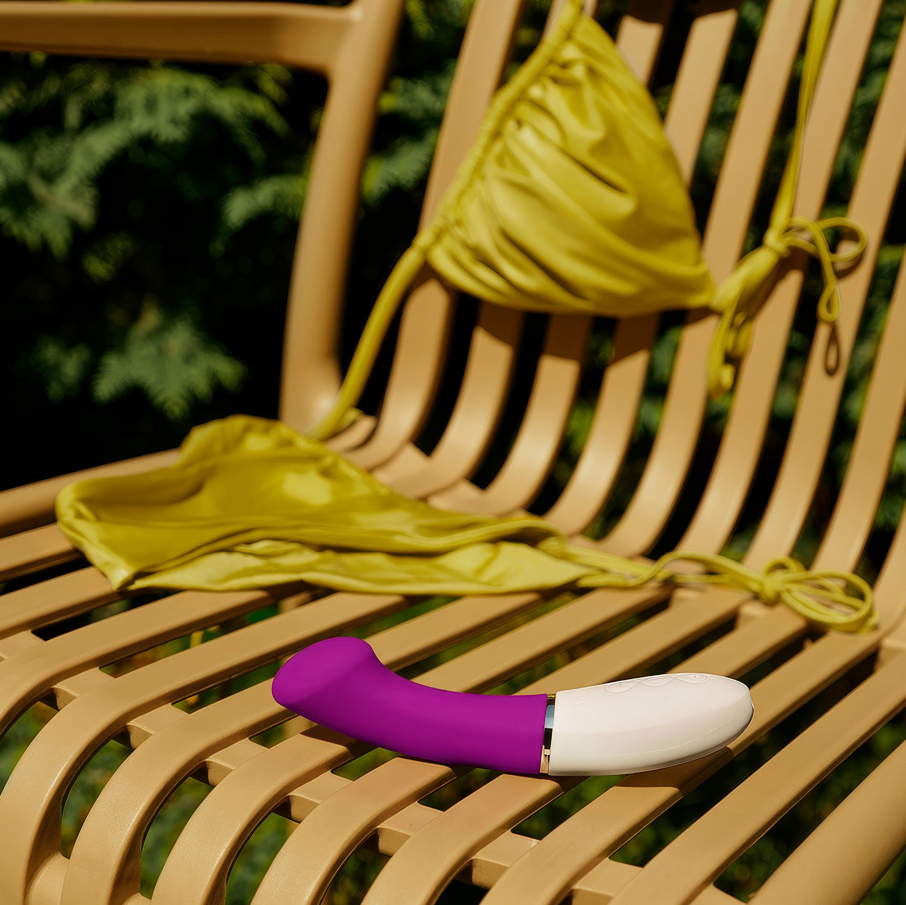 LELO GIGI™ 3 App-Controlled Waterproof Silicone G-Spot Vibrator - Lifestyle 3