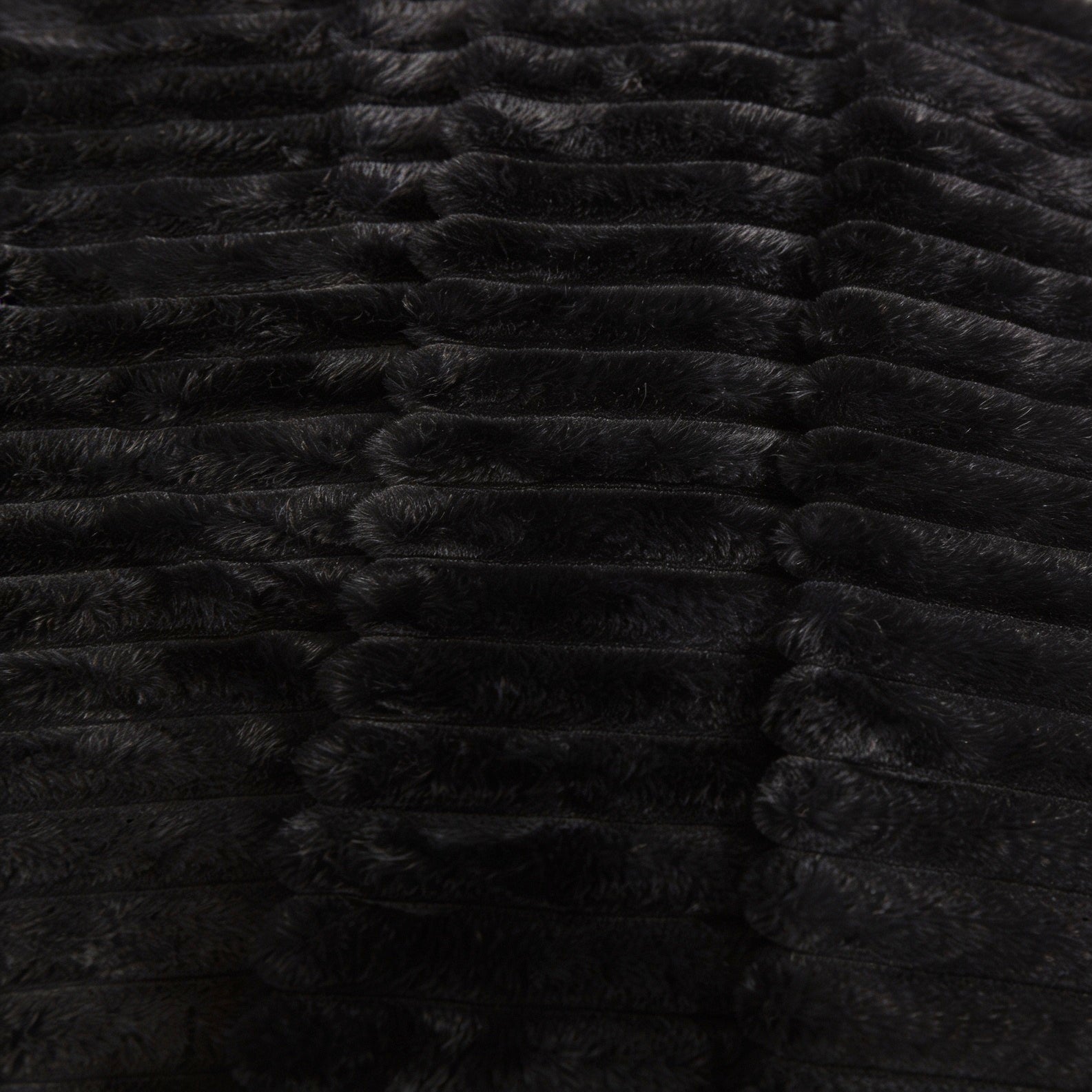 Fascinator Fur Luxe Queen Waterproof Love Throw - Mondo Black Faux Fur