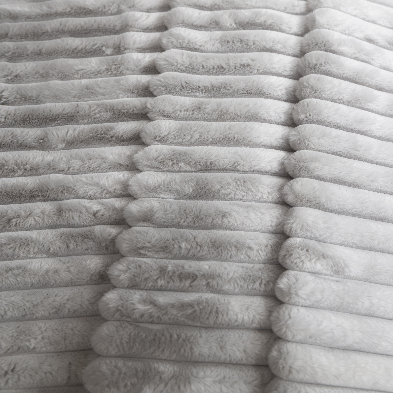 Fascinator Fur Luxe Queen Waterproof Love Throw - Mondo Gray Faux Fur