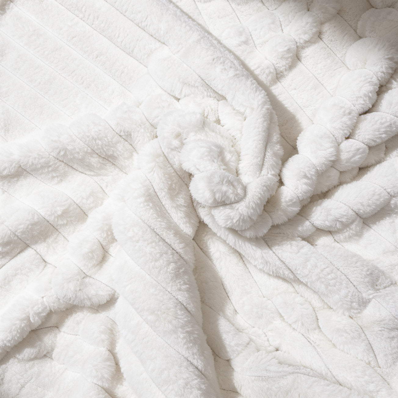 Fascinator Fur Luxe Queen Waterproof Love Throw - Mondo White Faux Fur