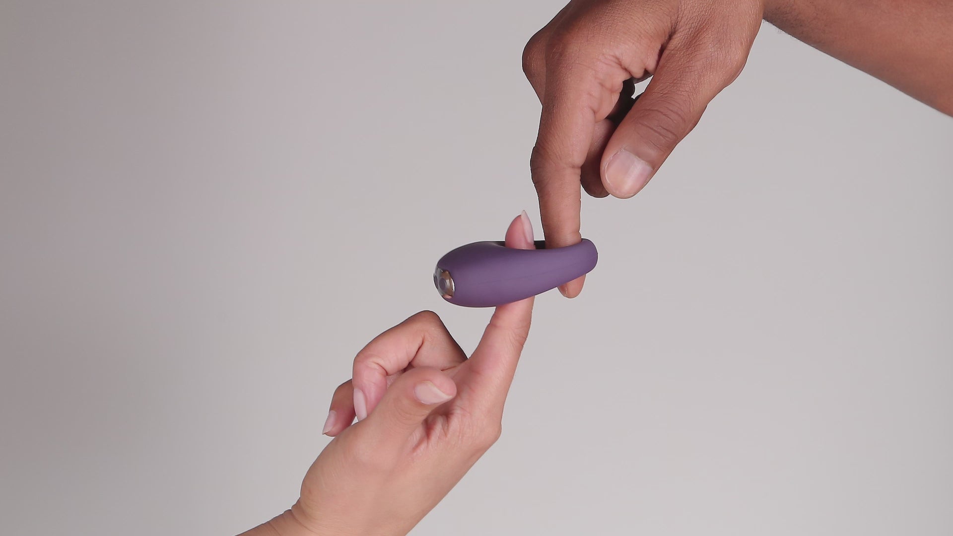 Je Joue Mio Vibrating Silicone Cock Ring For Mutual Pleasure - Video